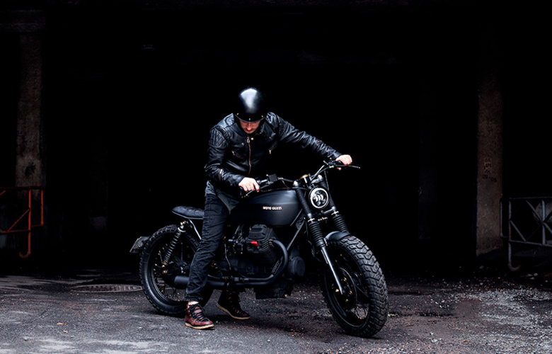 Η κατάμαυρη custom δημιουργία της Recast Moto
