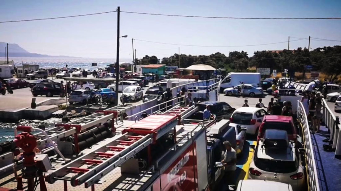Αναζωπυρώθηκε η πυρκαγιά στην Ελαφόνησο – Ουρές στο λιμάνι από την εκκένωση του κάμπινγκ και του οικισμού