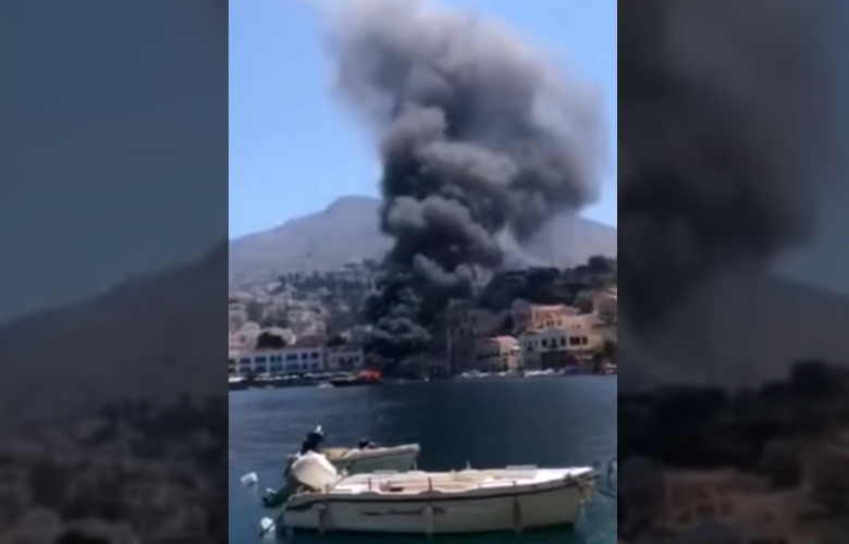 Φωτιά σε θαλαμηγό μέσα στο λιμάνι της Σύμης