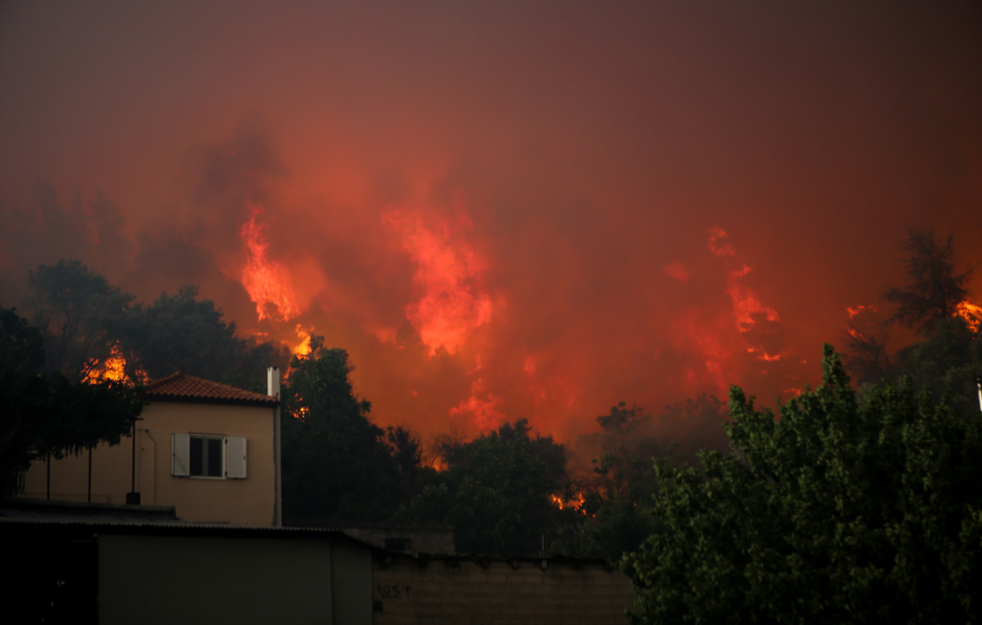 Καίγονται σπίτια στο χωριό Μακρυμάλλη στην Εύβοια