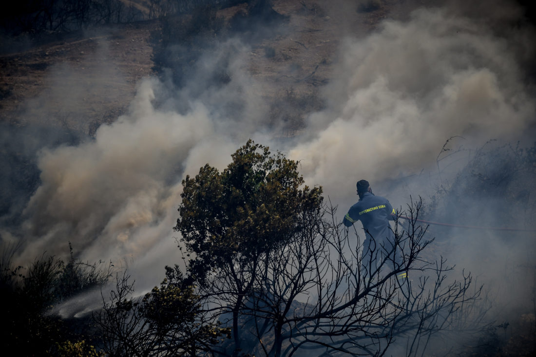 Σε δύσβατη περιοχή η φωτιά στην Εύβοια – Εκκενώνεται το χωριό Μακρυμάλλη