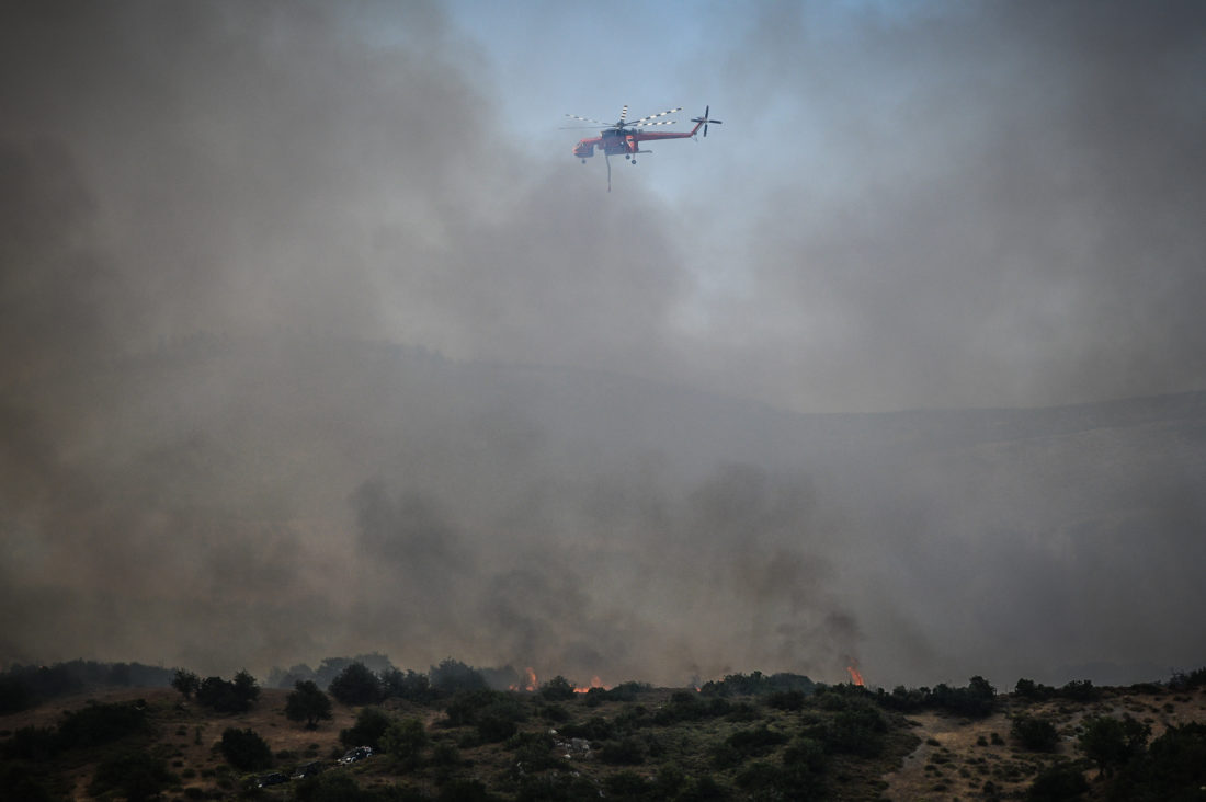 Σε ετοιμότητα για εκκένωση δύο ακόμη χωριά στην Εύβοια – Σε πλήρη εξέλιξη η πυρκαγιά που καίει δάσος Natura