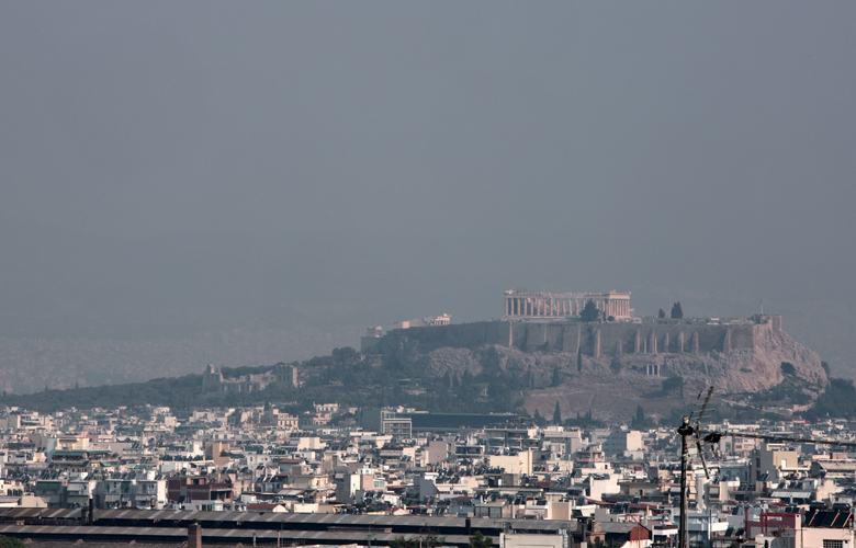 Αποπνικτική η ατμόσφαιρα λόγω καπνού στην Αττική