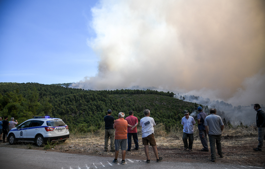 Φωτογραφίες από τη φωτιά στην Εύβοια – Σε ετοιμότητα να φύγουν οι κάτοικοι