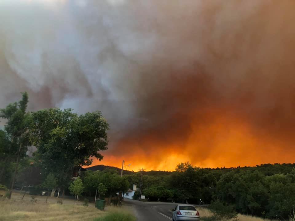 Βίντεο από την ανεξέλεγκτη φωτιά στην Εύβοια που τράβηξαν κάτοικοι
