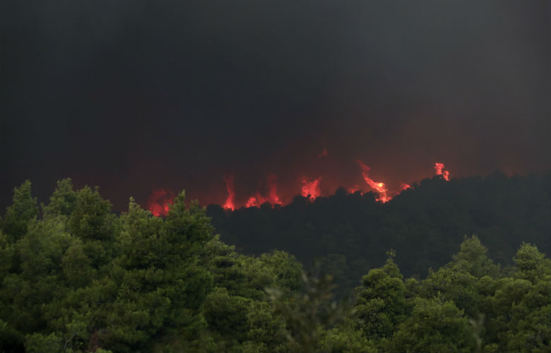 Μαίνεται η πυρκαγιά στην Εύβοια – Ισχυρές πυροσβεστικές δυνάμεις θα παραμείνουν και το βράδυ στο σημείο