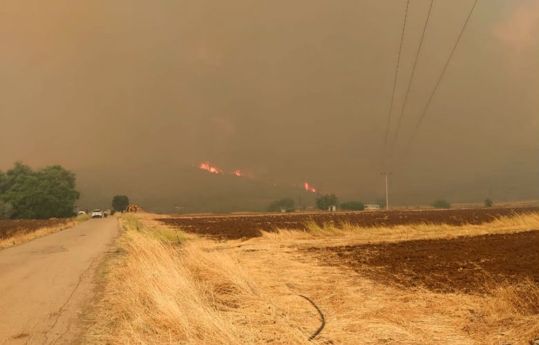 Καθ’ οδόν όχημα με 2.500 μπουκάλια νερό και χυμούς για τους πυροσβέστες στην Εύβοια