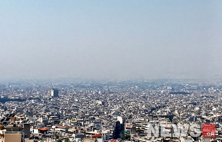 Πολύ μειωμένος πλέον ο καπνός στην Αθήνα από την πυρκαγιά της Εύβοιας