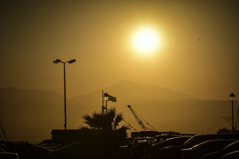 Ορατός και από το Ναύπλιο ο καπνός στην Εύβοια