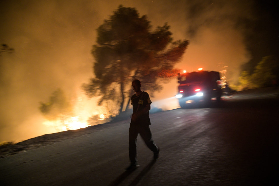 Νύχτα θρίλερ στην Εύβοια – Ξεπέρασαν τα 20 μέτρα οι φλόγες