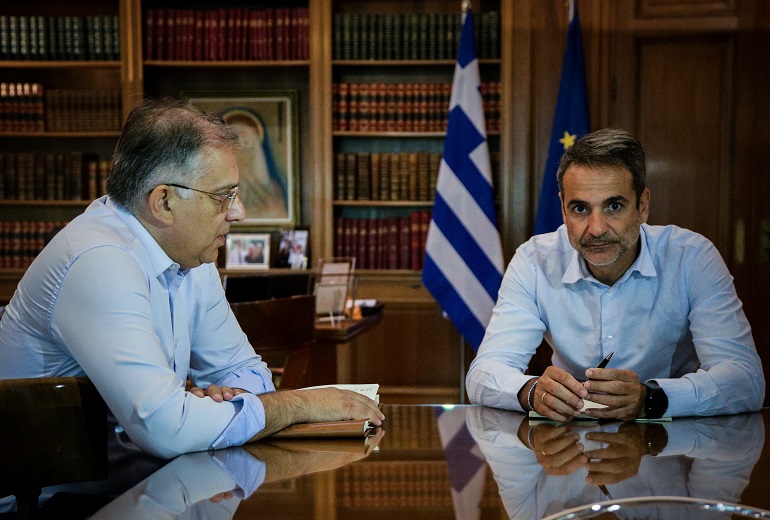 Συνάντηση Μητσοτάκη με Θεοδωρικάκο στο Μαξίμου για την πυρκαγιά στην Εύβοια