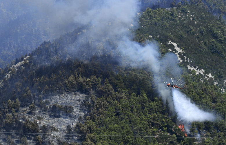 Με ερπιστριοφόρα δημιουργούν αντιπυρικές ζώνες γύρω από το χωριό Πλατάνα