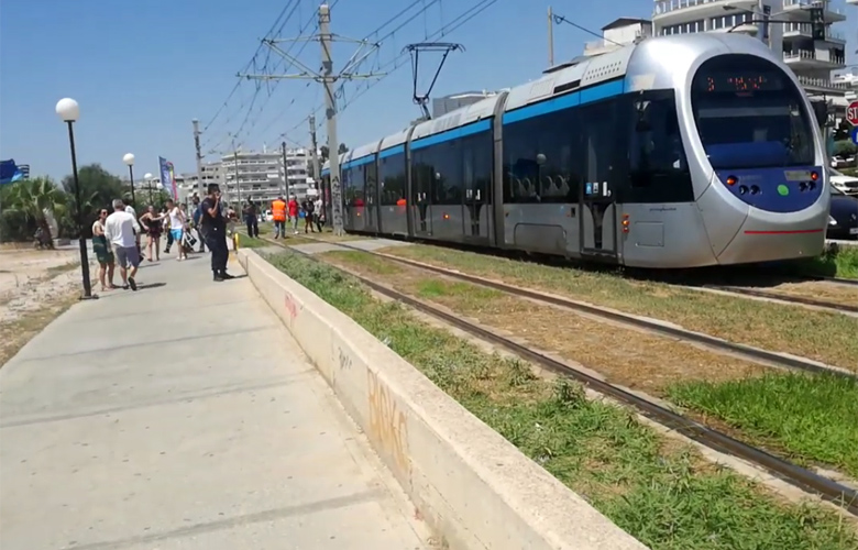 Τραγωδία στον Άλιμο: 61χρονος παρασύρθηκε από το τραμ και έσωσε τελευταία στιγμή την 9χρονη βαφτιστήρα του