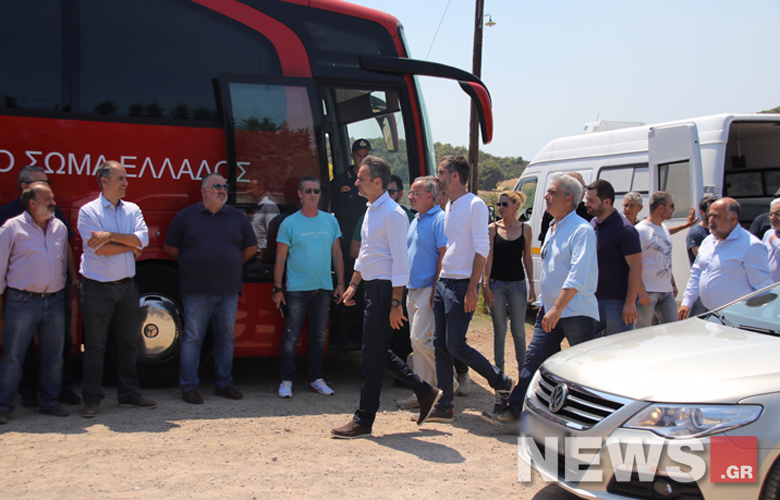 Στο κινητό Συντονιστικό Κέντρο της Πυροσβεστικής στην Εύβοια ο πρωθυπουργός