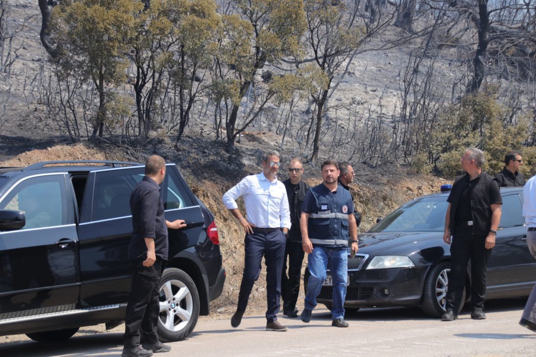 Αυτοψία Μητσοτάκη στα καμμένα της Εύβοιας