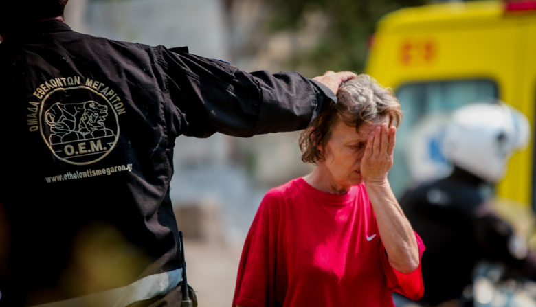Η συγκινητική φωτογραφία με τον εθελοντή πυροσβέστη που δίνει κουράγιο σε κάτοικο της Εύβοιας