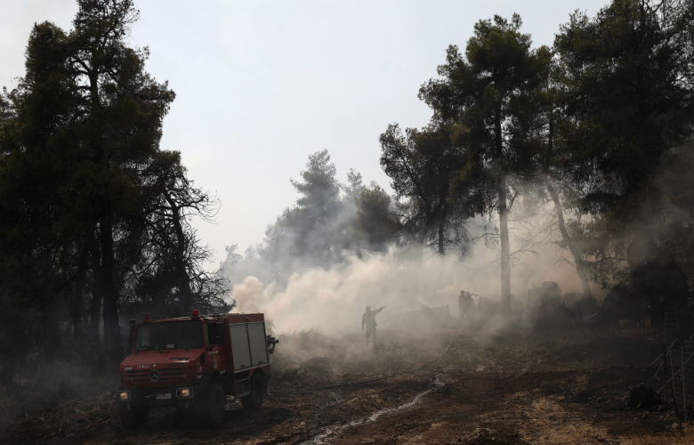 Συνεχίζεται η προσπάθεια κατάσβεσης στην κεντρική Εύβοια – Σε επιφυλακή τις επόμενες ημέρες η Πυροσβεστική