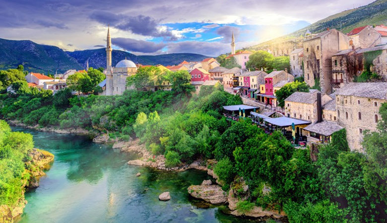 Μόσταρ, ταξίδι στο χρόνο στην καταπράσινη βοσνιακή πόλη