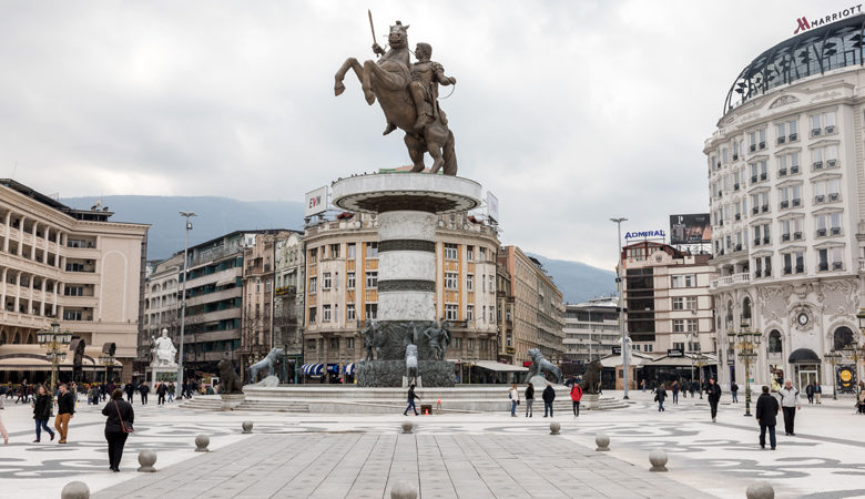 Πινακίδα με την ελληνική καταγωγή του Μεγάλου Αλεξάνδρου στα Σκόπια