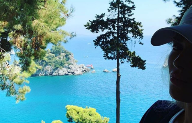 Το πρώτο μοναχικό καλοκαίρι της Βικτώριας Καρύδα μετά τη δολοφονία του συζύγου της