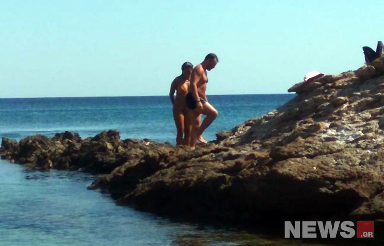 Σαλταφερίδου – Χούτος απόλαυσαν το μπάνιο τους σε απομονωμένη παραλία της Αττικής