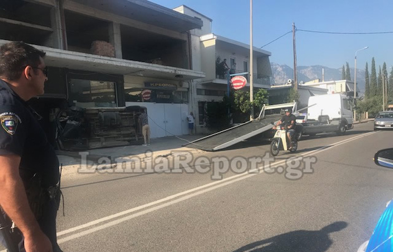 «Κινηματογραφική» ανατροπή αυτοκινήτου στη Λαμία