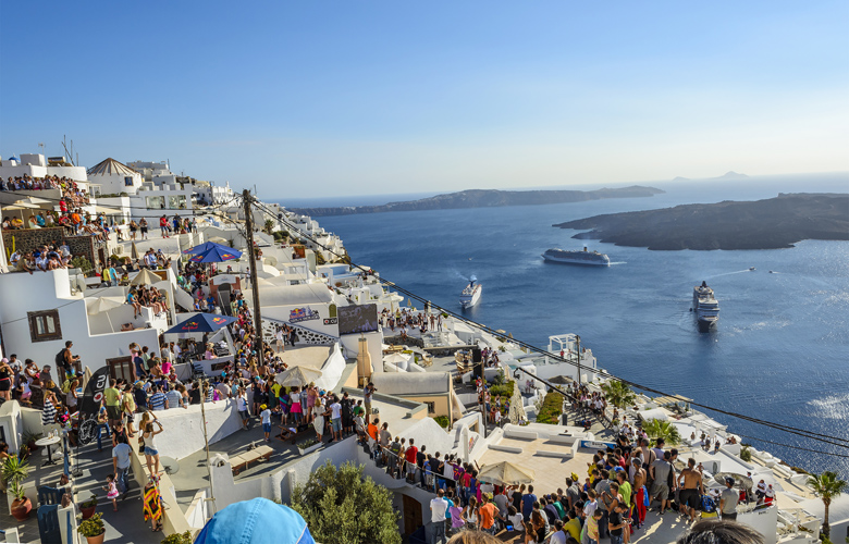 Σπείρα πορτοφολάδων εξαρθρώθηκε στη Σαντορίνη
