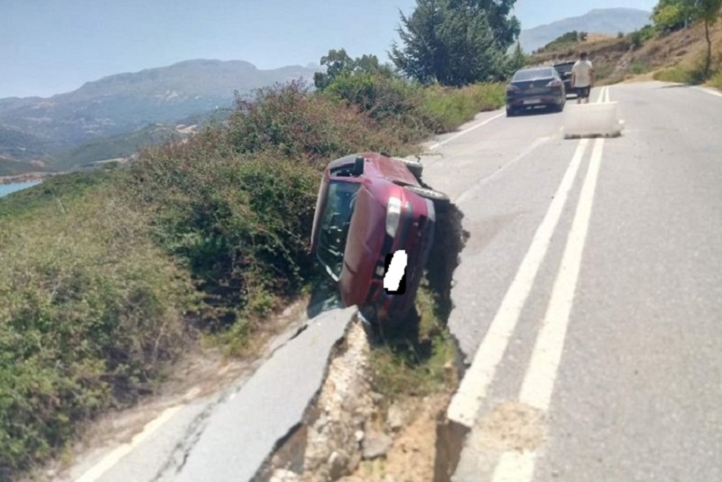 Άνοιξε ο δρόμος και «κατάπιε» αυτοκίνητο στο Ρέθυμνο