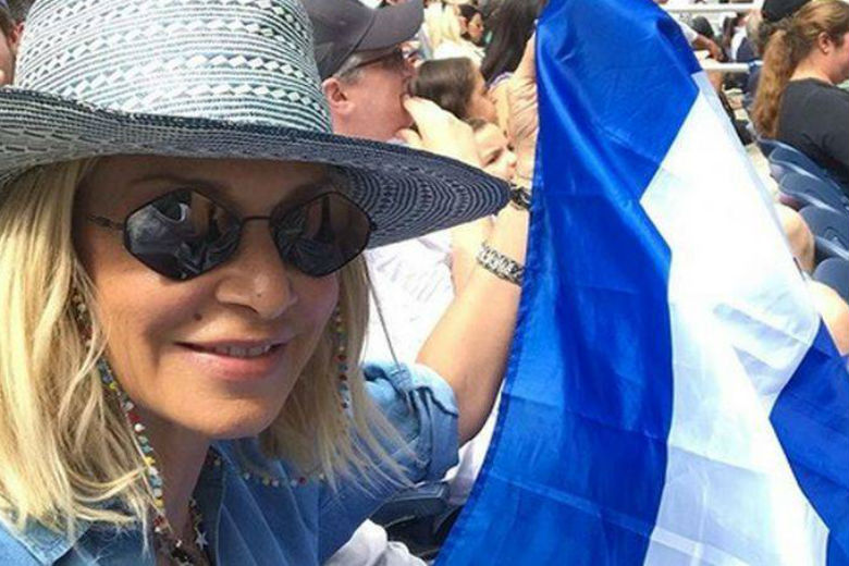 Η παρατήρηση που έκαναν στην Άννα Βίσση για την ελληνική σημαία