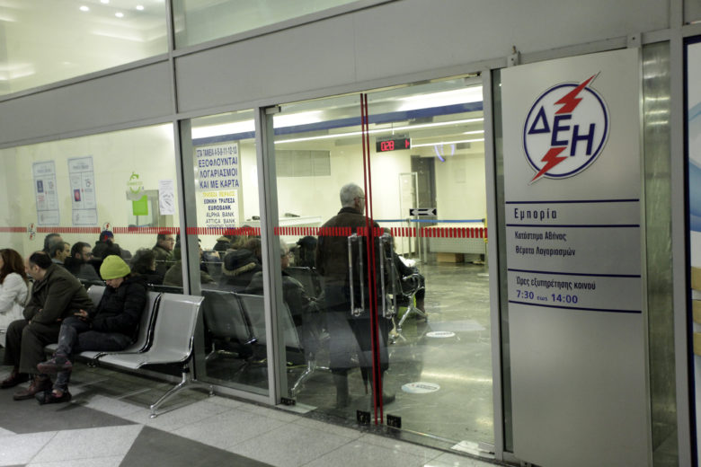Χιλιάδες σπεύδουν καθημερινά για ρύθμιση χρεών προς την ΔΕΗ