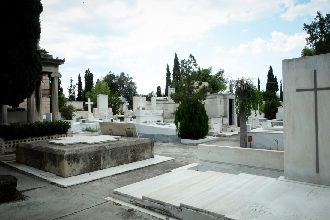 «Με απείλησαν δίπλα στον τάφο του παιδιού μου. Το παιδί μου, μου το σκότωσαν»