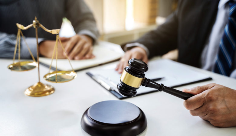 Υπουργείο Δικαιοσύνης: «Παγώνουν» όλοι οι πλειστηριασμοί μέχρι τις 13 Μαΐου