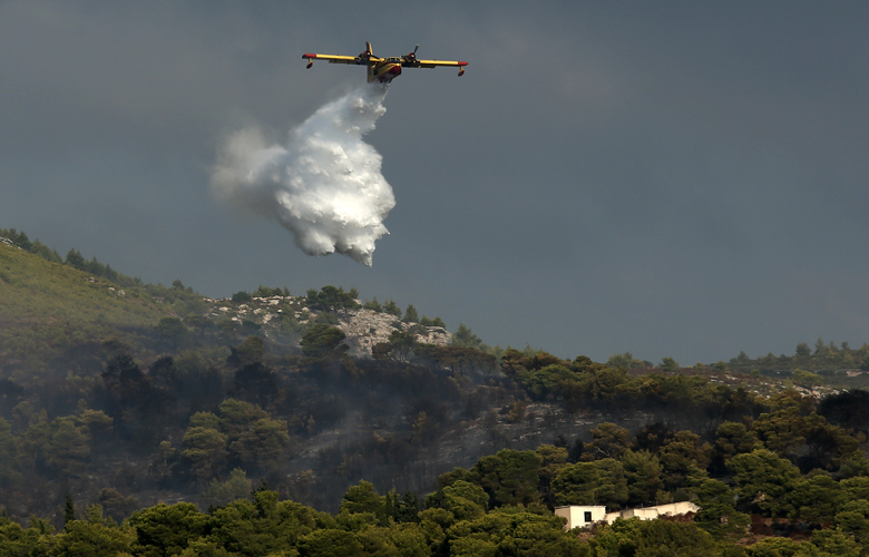 «Ακούω τα δέντρα να καίνε, να σκάνε τα κουκουνάρια και σκέφτομαι: τελείωσε, πεθάναμε»