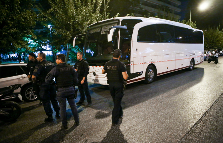 Πυροβολισμοί έξω από το Κάραβελ: Παραδόθηκε ο πιστολέρο