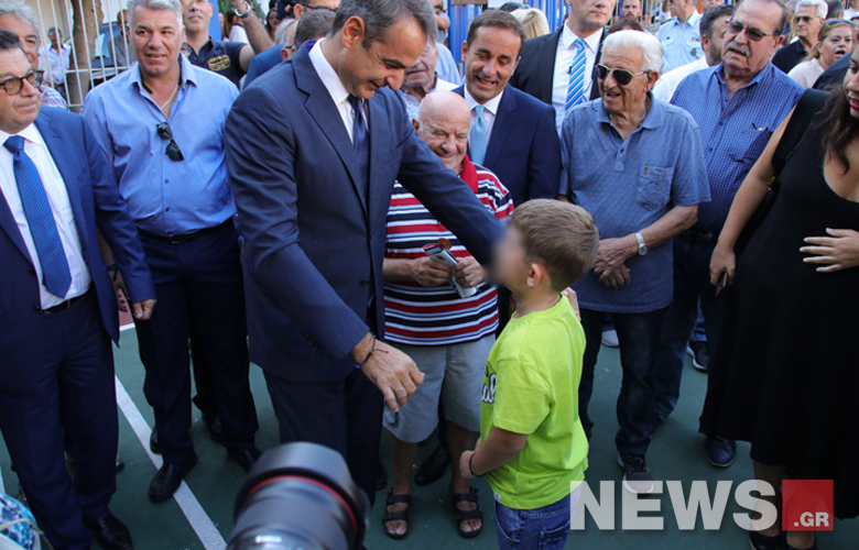 Ο Κυριάκος Μητσοτάκης σε αγιασμό σχολειού στο Γαλάτσι
