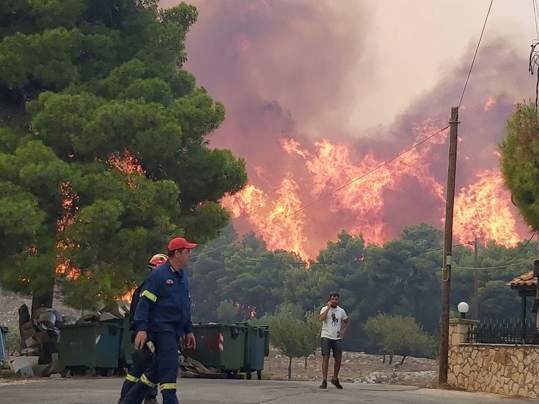 Εφιαλτικές εικόνες από την μεγάλη πυρκαγιά στη Ζάκυνθο