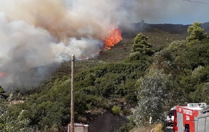 Μαίνεται η πυρκαγιά στη Ζάκυνθο – Έκκληση για ενισχύσεις