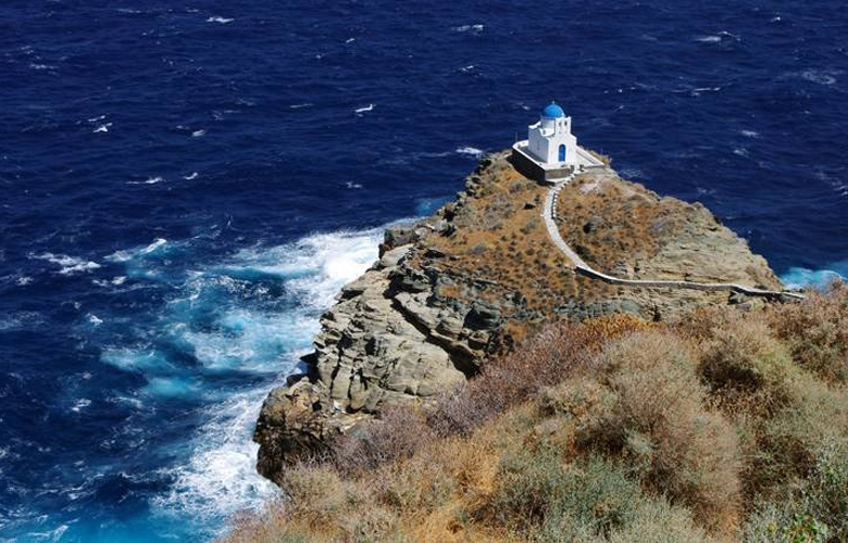 Το γραφικό εκκλησάκι των Επτά Μαρτύρων σκαρφαλωµένο στην κορυφή ενός βράχου