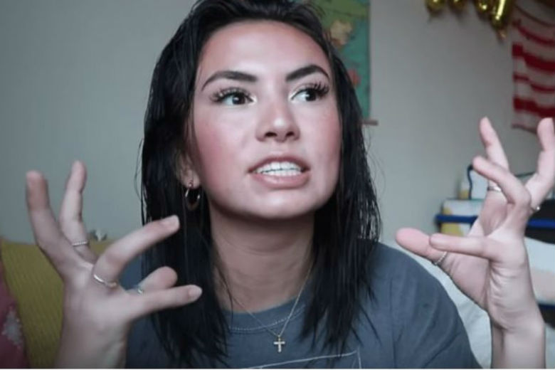 Διάσημη YouTuber κράζει την Σαντορίνη: Μην πάτε, έχουν κρίση και δεν περνάς ωραία
