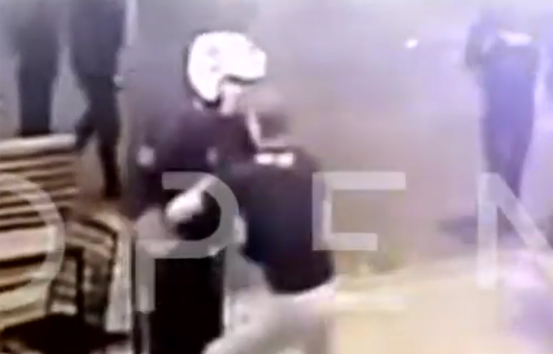 Η στιγμή της συμπλοκής των χούλιγκαν με αστυνομικούς της ΔΙΑΣ στη Ν. Φιλαδέλφεια