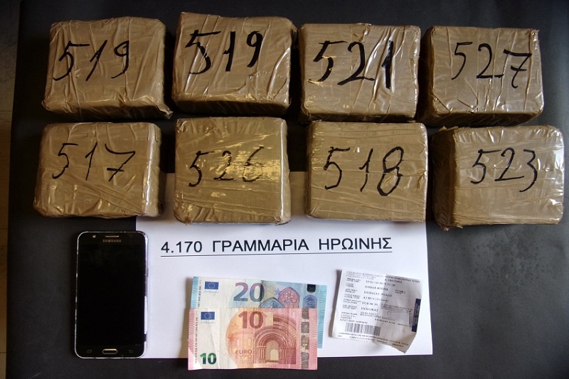 Ο αστυνομικός σκύλος «μύρισε» τα 4 κιλά ηρωίνη που μετέφερε 21χρονος