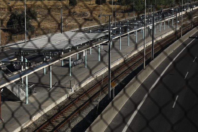 «Χειρόφρενο» σε τρένα-Προαστιακό και την επόμενη εβδομάδα