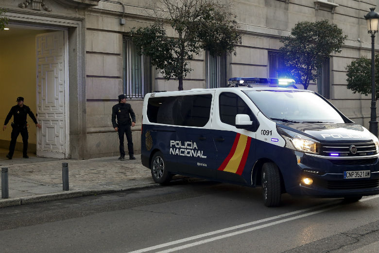 Έβρασε το κεφάλι του συντρόφου της, το έβαλε σε ένα κουτί και το… έδωσε σε φίλη της