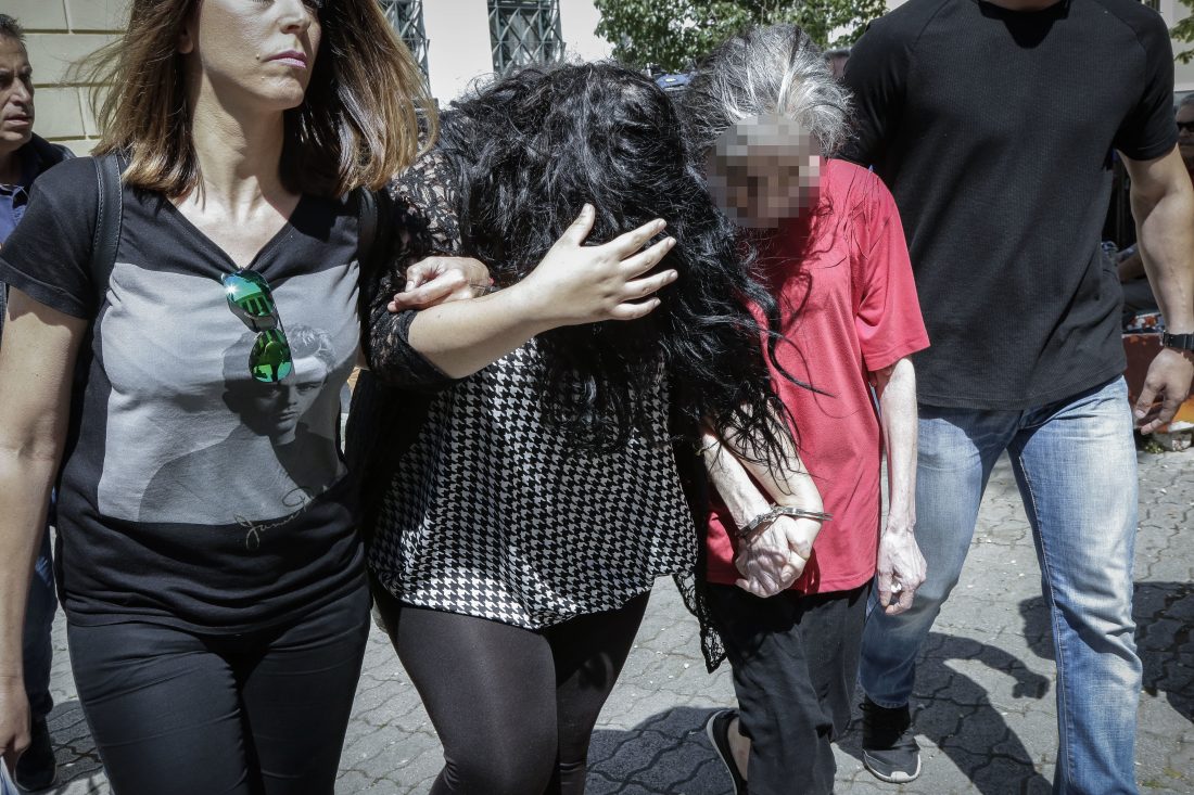 19χρονη βρεφοκτόνος Πετρούπολης: Ελεύθερες έφυγαν από το δικαστήριο μητέρα και κόρη