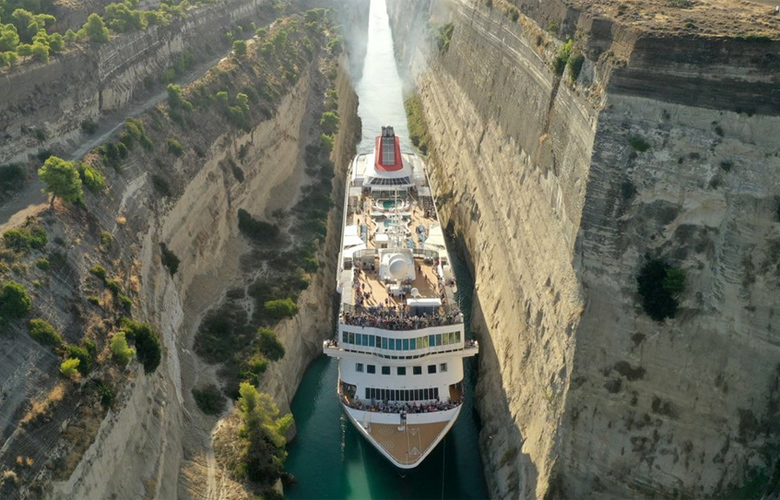 Eντυπωσιακές εικόνες από κρουαζιερόπλοιο που περνά τον Ισθμό της Κορίνθου