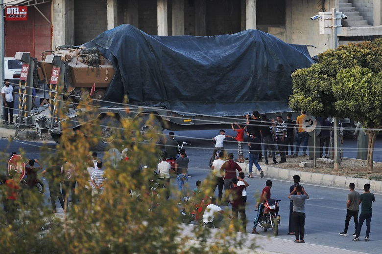 Άρχισαν να εγκαταλείπουν τα σπίτια τους στη Βόρεια Συρία χιλιάδες εκτοπισμένοι