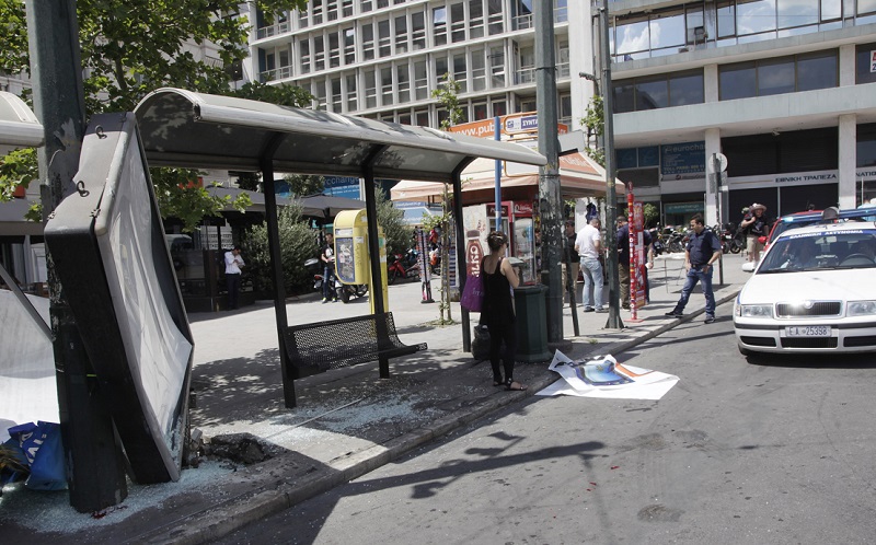 Φορτηγό έπεσε σε στάση λεωφορείου στον Πειραιά