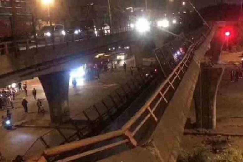 Γέφυρα στην Κίνα κατέρρευσε πάνω σε δρόμο με αυτοκίνητα