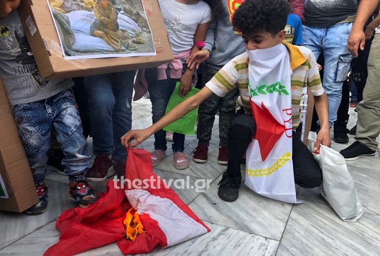 Κούρδοι στη Θεσσαλονίκη έκαψαν την τουρκική σημαία