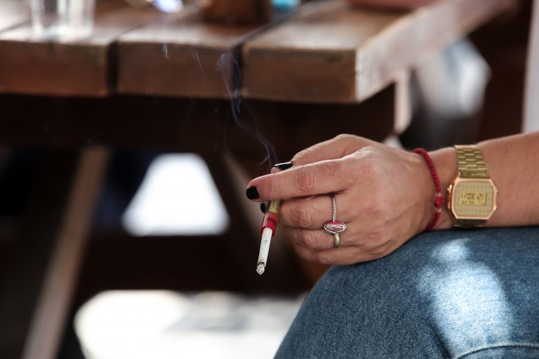Πρόστιμο για κάπνισμα σε καφετέρια – Τους «κάρφωσε» πελάτης